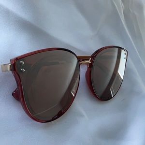Mirrored sun glasses with gold colored accents